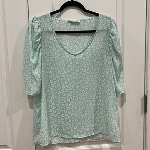 Vine and Love boutique green white top large